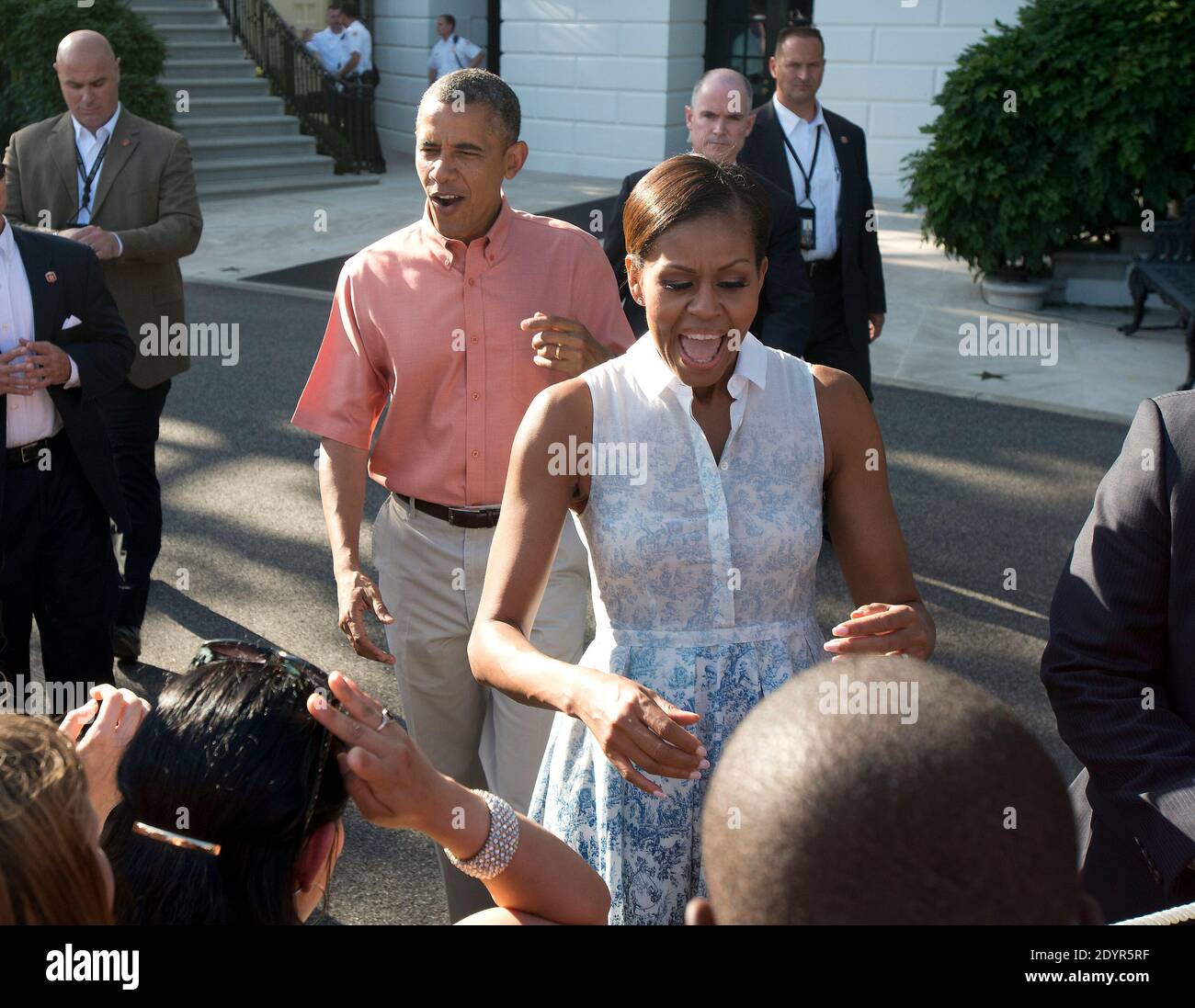 Il presidente degli Stati Uniti Barack Obama e la prima signora Michelle Obama lavorano una linea di corda ad un quarto di luglio barbecue per gli eroi militari e le loro famiglie che stanno ospitando sul prato sud della Casa Bianca a Washington, DC, USA il 04 luglio 2012. Foto di Ron Sachs/ABACAPRESS.COM Foto Stock