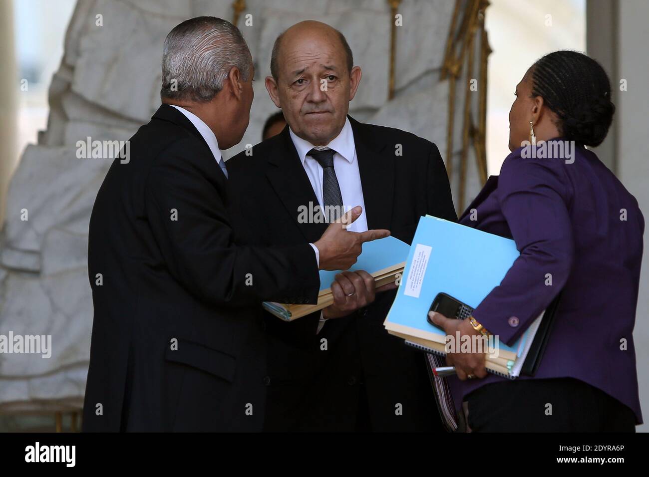 Il Ministro francese per i territori d'oltremare Victors a Lurel, il Ministro francese della Difesa Jean-Yves le Drian e il Ministro francese della Giustizia Christiane Taubira lasciano il Palazzo presidenziale dell'Elysee dopo la riunione settimanale del gabinetto, a Parigi, in Francia, il 10 luglio 2013. Foto di Stephane Lemouton/ABACAPRESS.COM Foto Stock