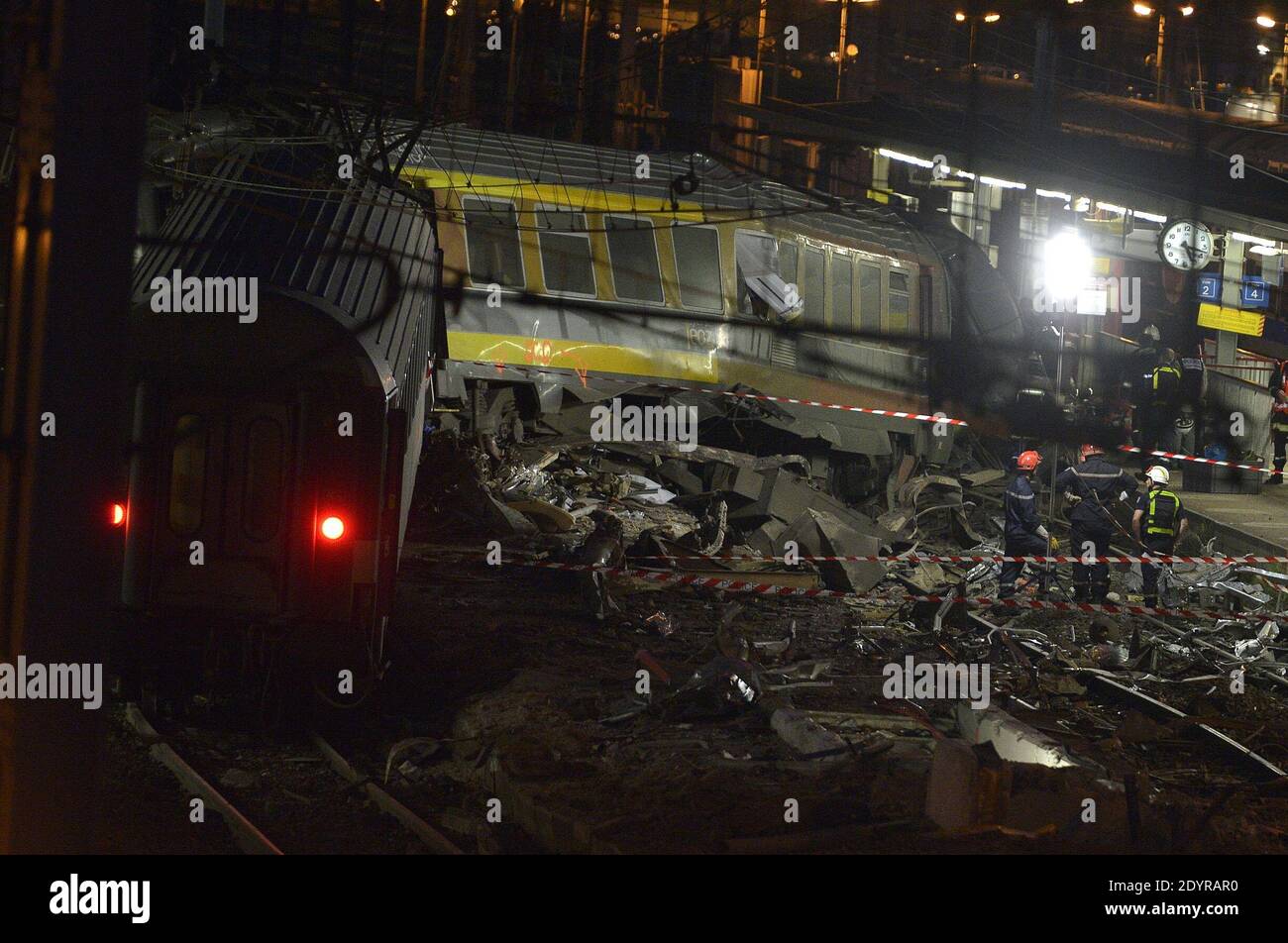 Vista generale della scena di un incidente ferroviario nella stazione di Bretigny-sur-Orge, a sud di Parigi, Francia il 12 luglio 2013. Un treno passeggeri carico scivolò fuori dalle sue rotaie dopo aver lasciato Parigi, uccidendo sei persone e ferendo decine di persone mentre le vetture trainate si schiantarono e si rovesciarono. Foto di Mousse/ABACAPRESS.COM Foto Stock