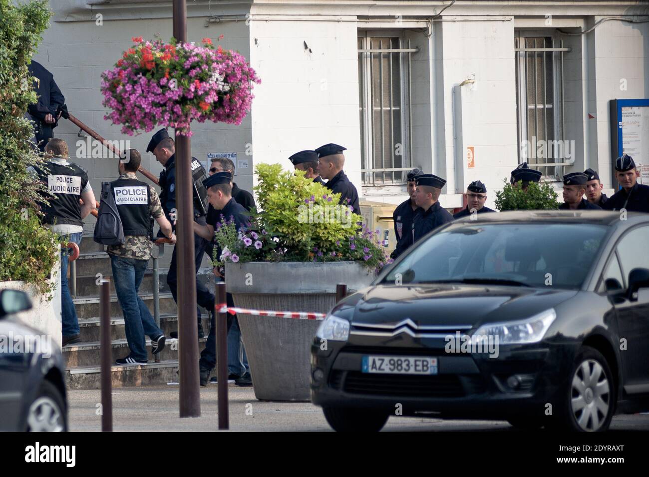 Viste della scena di un incidente ferroviario nella stazione di Bretigny-sur-Orge, a sud di Parigi, Francia il 12 luglio 2013. Dopo aver lasciato Parigi, un treno passeggeri impazzito si è scivolato via dalle sue rotaie, uccidendo almeno sei persone e ferendo decine di persone mentre le vetture trainate si sono schiantate l'una contro l'altra e si sono ribaltate. Foto di Nicolas Messyasz/ABACAPRESS.COM Foto Stock