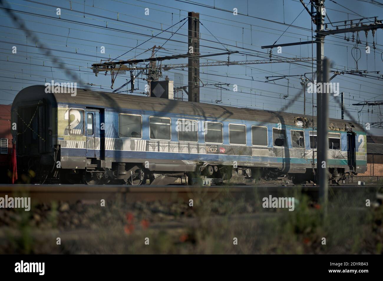 Vista generale della stazione di Bretigny-sur-Orge, a sud di Parigi, Francia il 14 luglio 2013, due giorni dopo che un treno passeggeri impacchettato ha scivolato fuori dalle sue rotaie dopo aver lasciato Parigi, uccidendo sei e ferendo decine di persone mentre le auto del treno si sono impantanate e ribaltate. Foto di Nicolas Messyasz/ABACAPRESS.COM Foto Stock