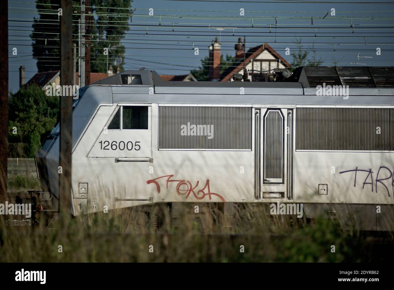 Vista generale della stazione di Bretigny-sur-Orge, a sud di Parigi, Francia il 14 luglio 2013, due giorni dopo che un treno passeggeri impacchettato ha scivolato fuori dalle sue rotaie dopo aver lasciato Parigi, uccidendo sei e ferendo decine di persone mentre le auto del treno si sono impantanate e ribaltate. Foto di Nicolas Messyasz/ABACAPRESS.COM Foto Stock