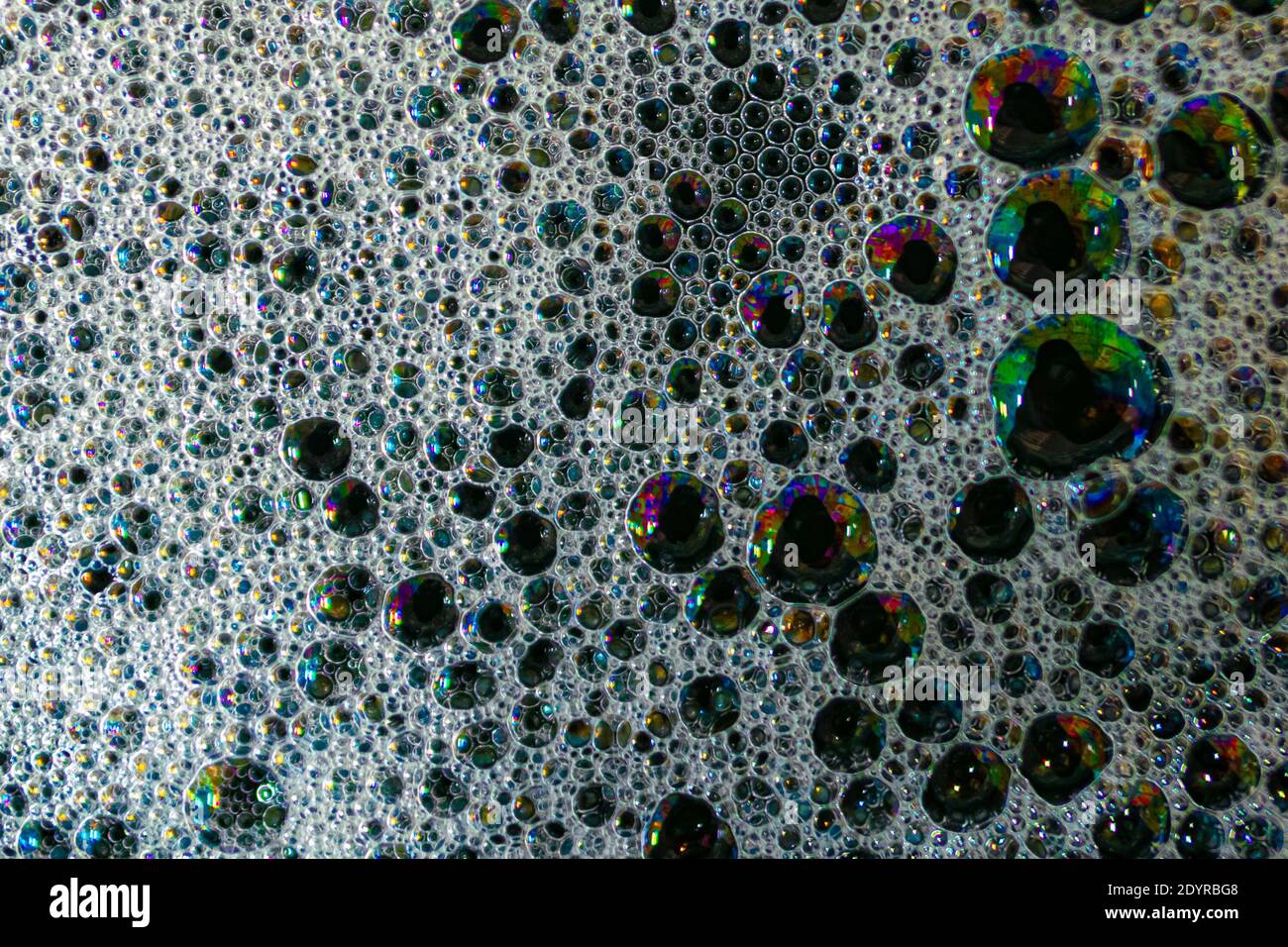 Sparato dall'alto di bolle di sapone con colori brillanti dell'olio, causati dall'interferenza della luce Foto Stock