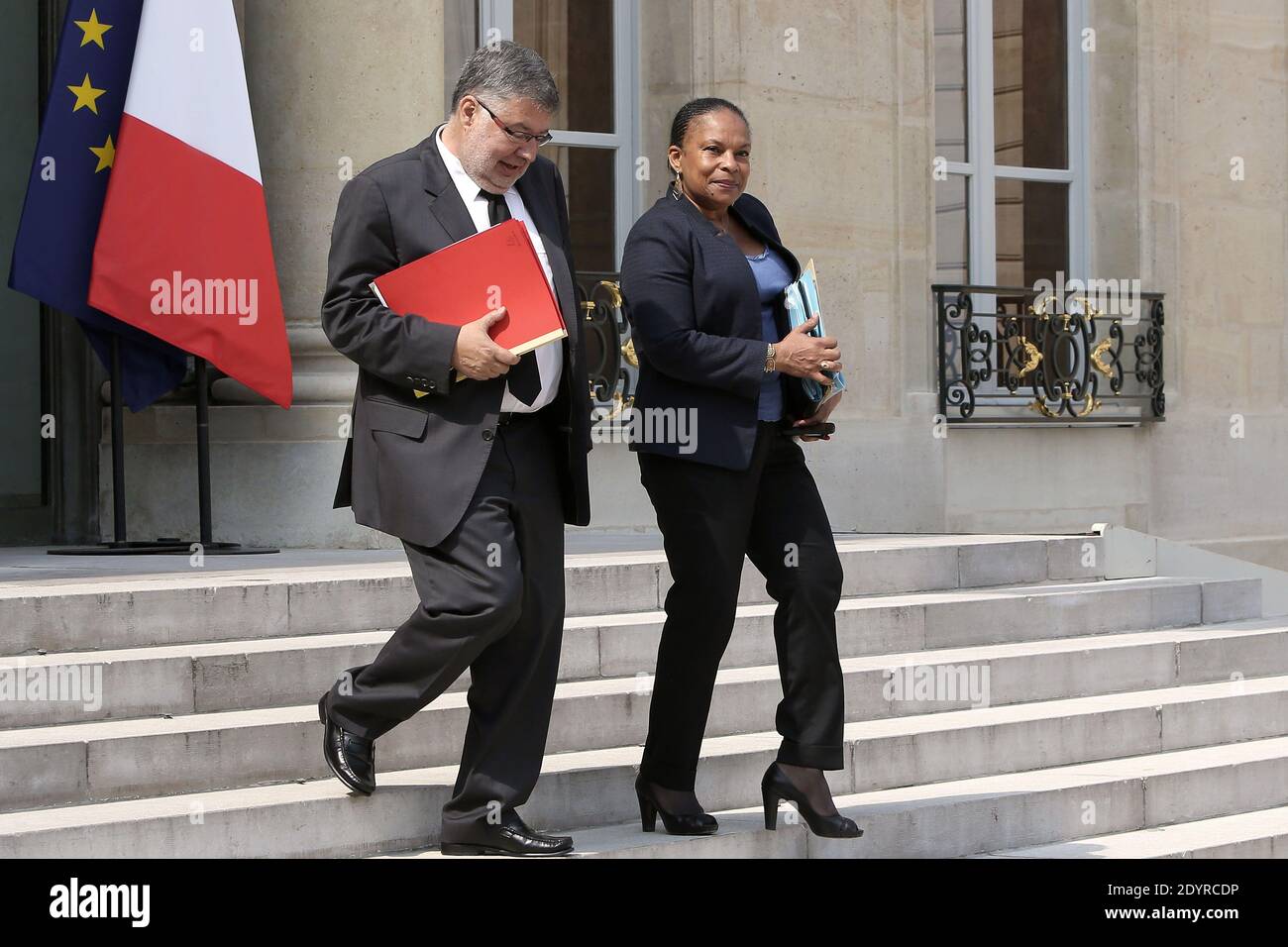 Il Ministro francese responsabile delle relazioni con il Parlamento Alain Vidalies e il Ministro della Giustizia Christiane Taubira lasciano il palazzo presidenziale Elysee dopo la riunione settimanale del gabinetto, a Parigi, in Francia, il 17 luglio 2013. Foto di Stephane Lemouton/ABACAPRESS.COM Foto Stock