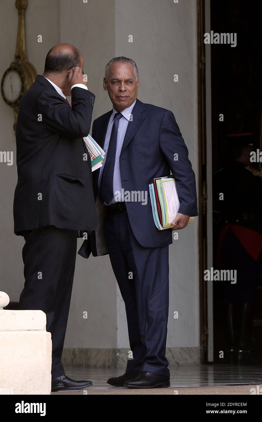 Il ministro francese junior per i veterani Kader Arif e il ministro per i territori d'oltremare Victorin Lurel lasciano il palazzo presidenziale Elysee dopo la riunione settimanale del gabinetto, a Parigi, in Francia, il 17 luglio 2013. Foto di Stephane Lemouton/ABACAPRESS.COM Foto Stock