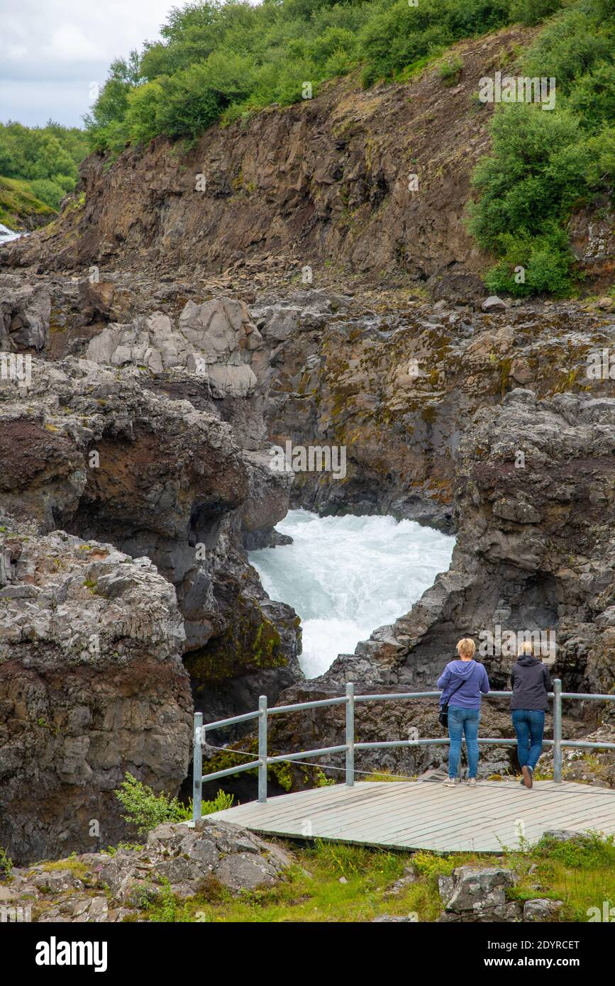 Vistori alla cascata di Hraunfossar sull'Islanda Foto Stock