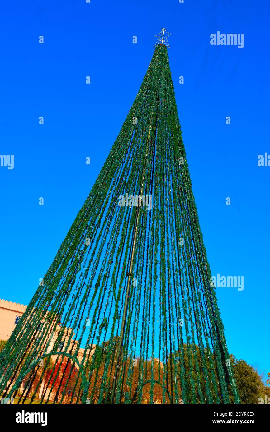Decorazioni natalizie per alberghi, lampade di strada porte wreaths, e alberi luce nella piazza della città. Foto Stock