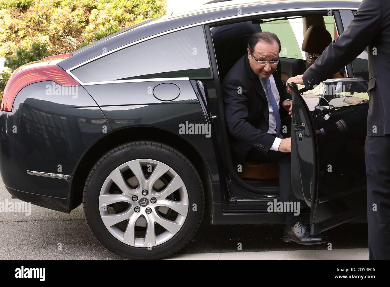 Il presidente francese Francois Hollande arriva a visitare la fabbrica farmaceutica AstraZeneca Dunkerque Production (AZDP) durante un viaggio incentrato sull'occupazione, a Dunkerque, nel nord-est della Francia, il 23 luglio 2013. Foto di Stephane Lemouton/ABACAPRESS.COM Foto Stock
