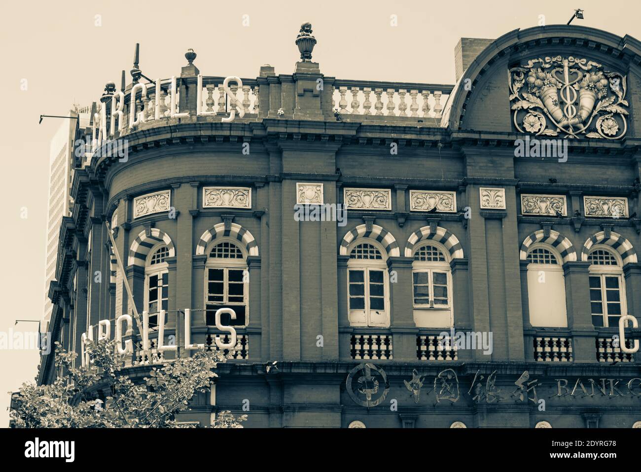 COLOMBO, SRI LANKA - 03-04-2019 : la facciata decorativa rossa e bianca della Moschea Jamiul Alfar, Moschea Rossa, nei quartieri più antichi di Colombo, gente s Foto Stock