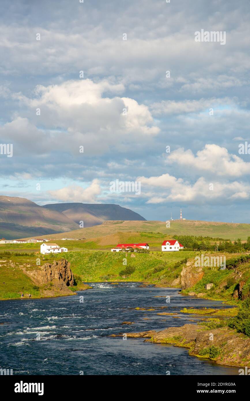 Vista sul paesaggio con il fiume a Vatnsnes, Islanda Foto Stock