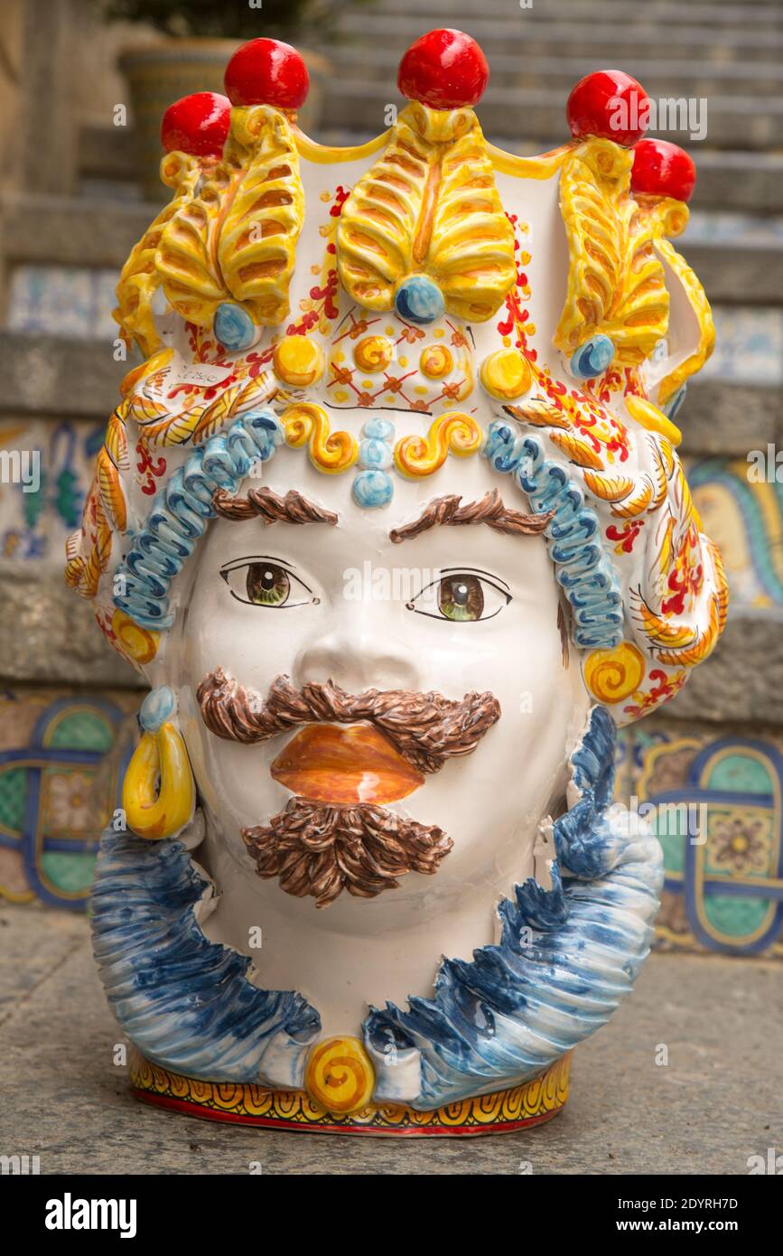 Souvenisr di terracotta a scalini a Caltagirone in Sicilia Foto Stock