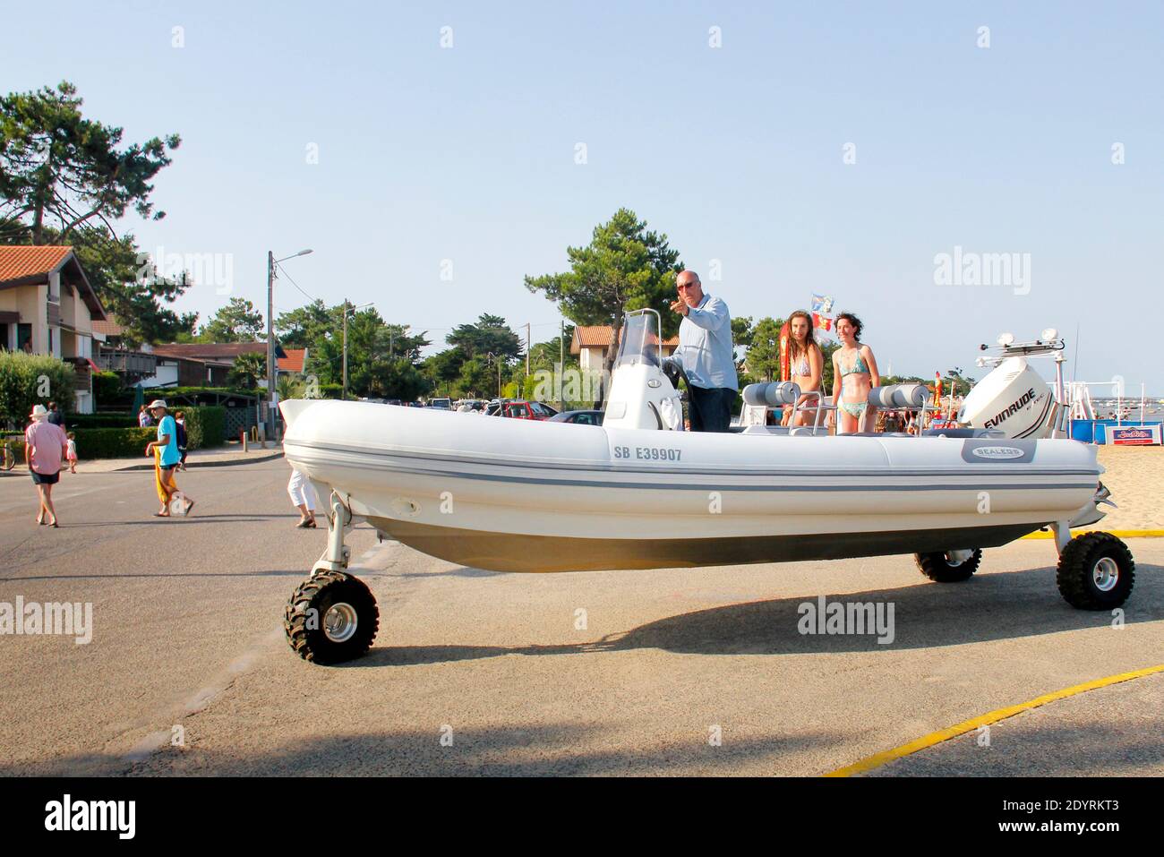 ESCLUSIVO. Un des premiers exemplaires du Zodiac-Voiture 'SeaLegs' (70 000 Euro sans moteur) inventé en Nouvelle-Zelande est livré au Cap-Ferret, France le 2 Aout 2013. Le createur Philippe Starck vient d'acheter le Premier cet engin qui n'a Plus besoin de remorque pour quitter la mer et rentrer à son abri, mesure 7 metri, navigue à 40 noeuds et roule à 10 klm/h. Il est 4X4, equipé pour i Pad, i Pod et GPS. Foto di Patrick Bernard/ABACAPRESS.COM Foto Stock