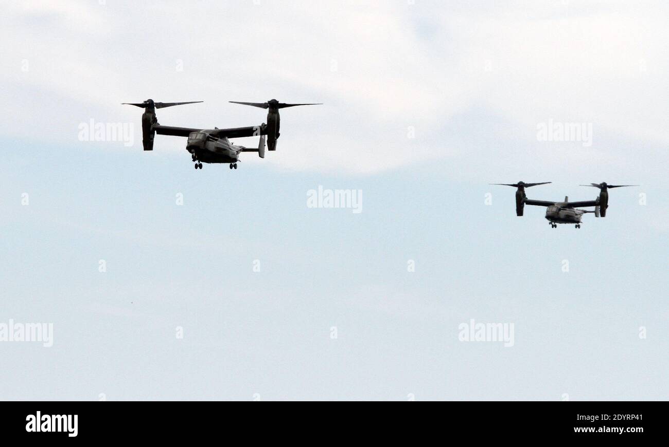 MV - 22 'Ospreys' vola in aeroporto Martha's Vineyard a sostegno del presidente e la prima Lady Michelle Obama a bordo di Marine One elicotteri Sabato, 10 agosto 2013. L'aereo tiltrotar ha volato il supporto la prima volta mai Sabato. Portarono membri dello staff della Casa Bianca, dei media e del Secret Serrvice. Il MV - 22's sostituirà alla fine tutti gli elicotteri CH - 46E che servono a sostegno di Marine uno e due. Foto di Vincent DeWitt/Pool/ABACAPRESS.COM Foto Stock