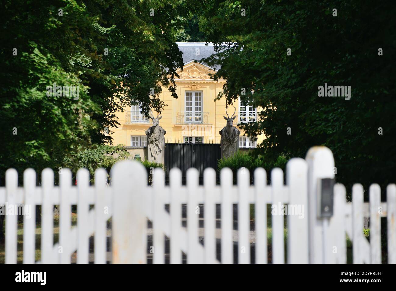 Vista del Pavillon de la Lanterne a Versailles, Francia il 13 agosto 2013.  il presidente francese Francois Hollande trascorrerà le sue vacanze estive  in questo ex padiglione di caccia vicino al castello