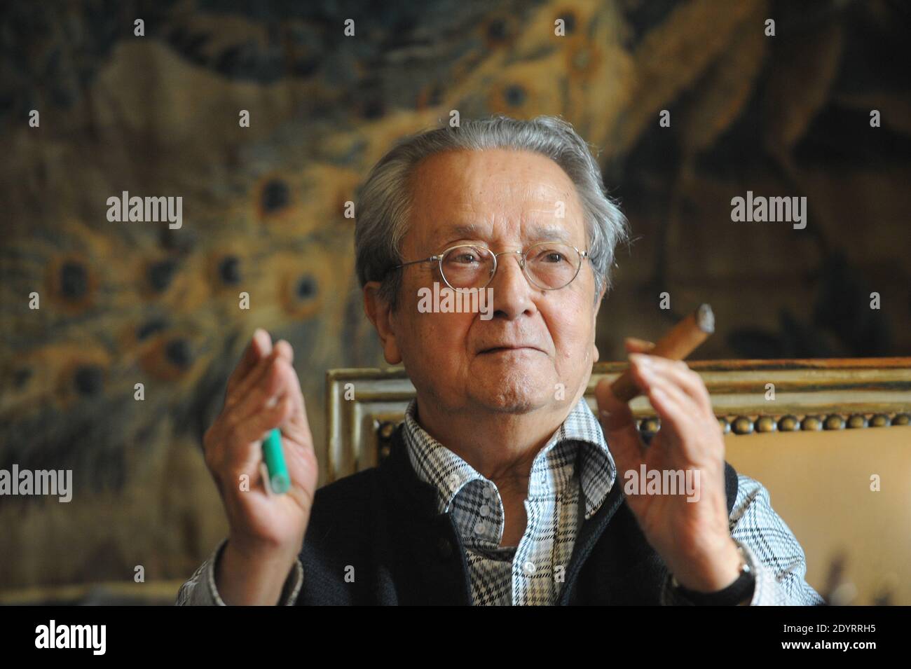 L'avvocato francese Jacques Verges ha visto nel suo ufficio a Parigi, in Francia, il 9 settembre 2010. Foto di Ammar Abd Rabbo/ABACAPRESS.COM Foto Stock