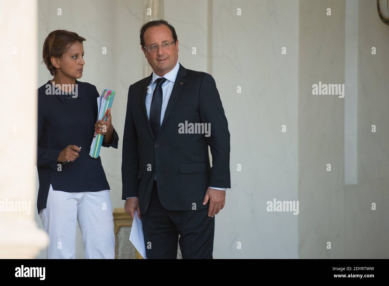 Najat Vallaud-Belkacem e Francois Hollande lasciano il palazzo presidenziale Elysee dopo la riunione settimanale del gabinetto, a Parigi, in Francia, il 21 agosto 2013. Foto di Christophe Guibbaud/ABACAPRESS.COM Foto Stock
