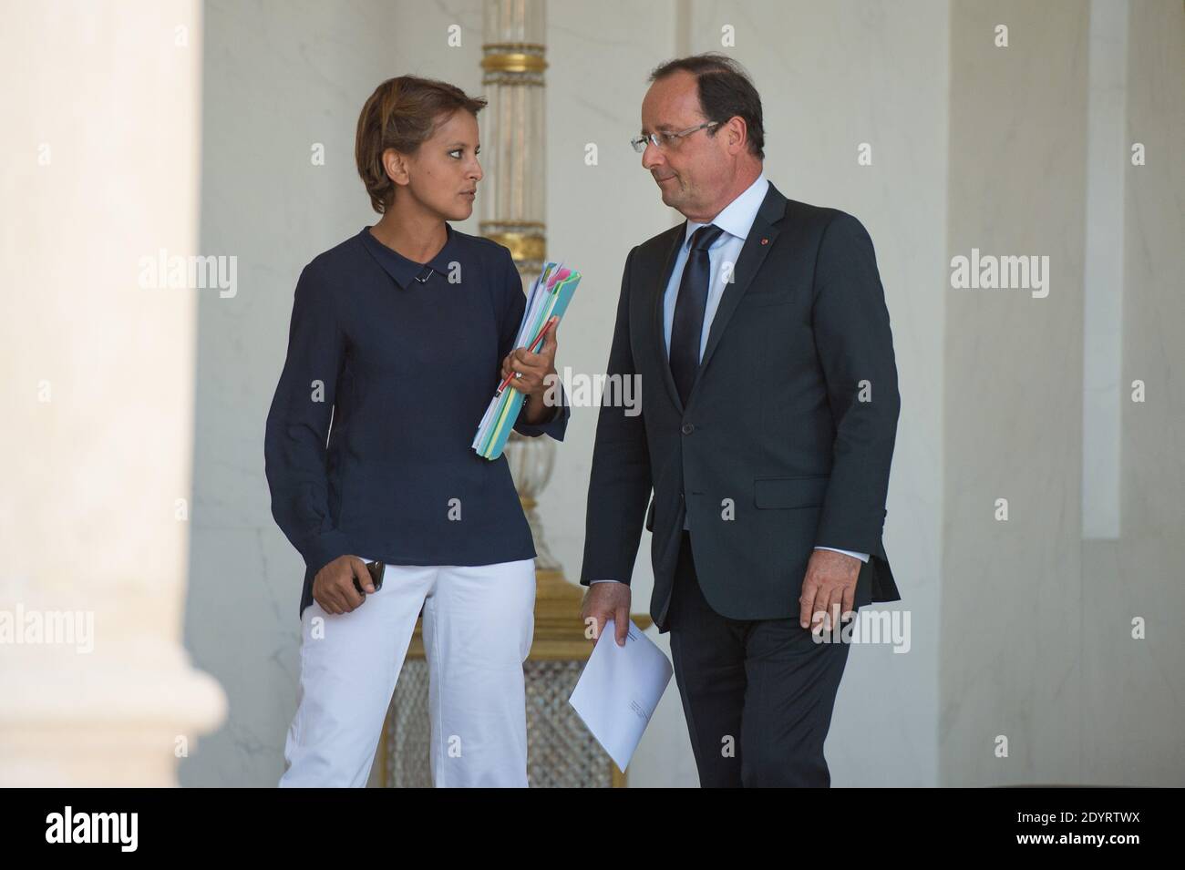 Najat Vallaud-Belkacem e Francois Hollande lasciano il palazzo presidenziale Elysee dopo la riunione settimanale del gabinetto, a Parigi, in Francia, il 21 agosto 2013. Foto di Christophe Guibbaud/ABACAPRESS.COM Foto Stock