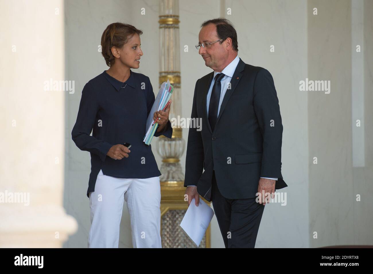 Najat Vallaud-Belkacem e Francois Hollande lasciano il palazzo presidenziale Elysee dopo la riunione settimanale del gabinetto, a Parigi, in Francia, il 21 agosto 2013. Foto di Christophe Guibbaud/ABACAPRESS.COM Foto Stock