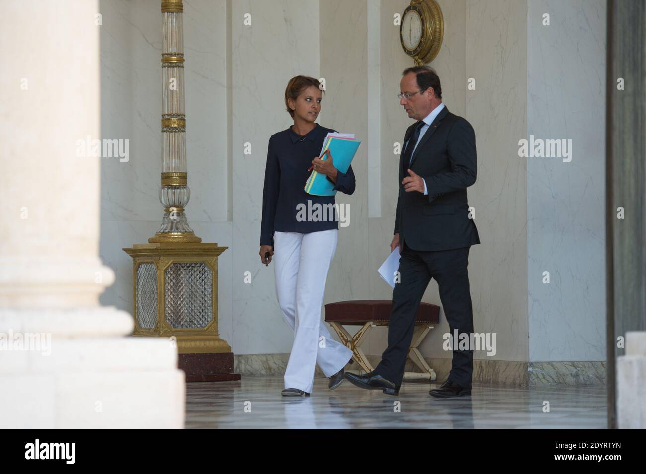 Najat Vallaud-Belkacem e Francois Hollande lasciano il palazzo presidenziale Elysee dopo la riunione settimanale del gabinetto, a Parigi, in Francia, il 21 agosto 2013. Foto di Christophe Guibbaud/ABACAPRESS.COM Foto Stock
