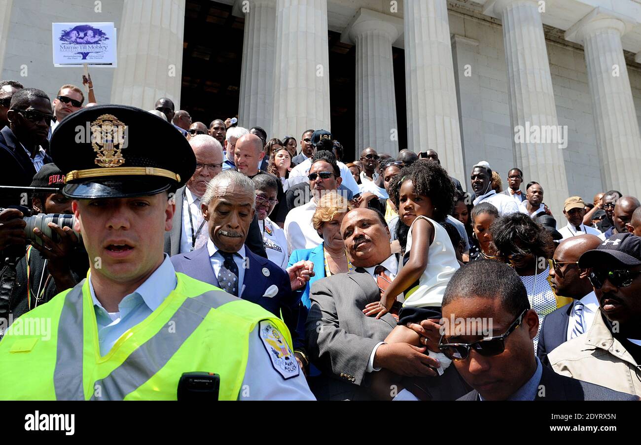 Il leader dei diritti civili al Sharpton e Martin Luther King III, il figlio più anziano del re, camminano lungo i gradini del Lincoln Memorial, celebrando il 50° anniversario della marcia di Washington e il Dr. Martin Luther King, il discorso di Jr. "I have a Dream" sul National Mall il 24 agosto, 2013 a Washington, DC, USA. Foto di Olivier Douliery/ABACAPRESS.COM Foto Stock