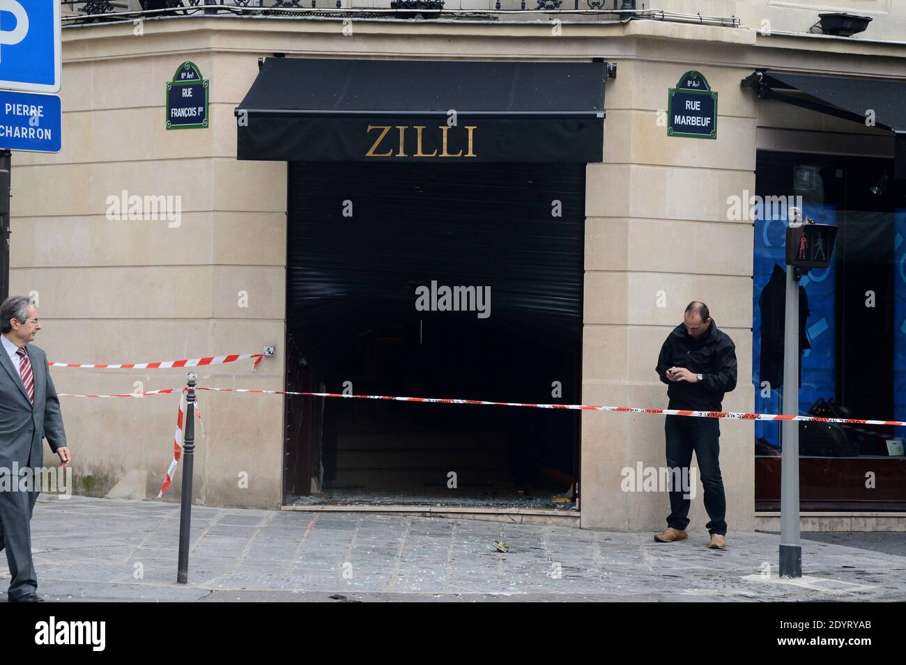 Un'auto bruciata si trova di fronte al negozio di abbigliamento di lusso  Zilli a Parigi, in Francia, il 26 agosto 2013. I ladri hanno messo la  macchina sul fuoco dopo che la