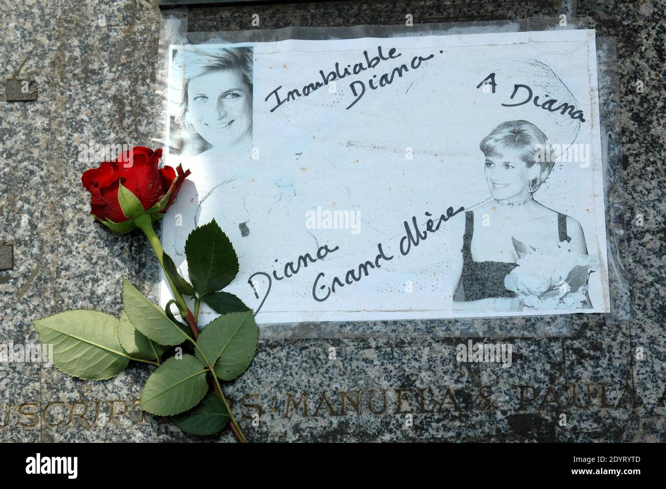 Vista della fiamma della libertà, che è diventata un memoriale non ufficiale della principessa Diana, è raffigurata nel 16 ° anniversario della sua morte, vicino al sito del crash auto nel tunnel Pont de l'Alma, a Parigi, Francia il 26 agosto 2013. Foto di Alain Apaydin/ABACAPRESS.COM Foto Stock