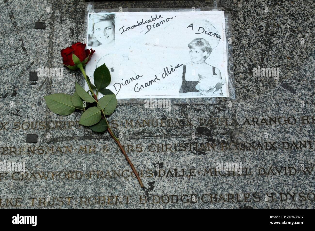 Vista della fiamma della libertà, che è diventata un memoriale non ufficiale della principessa Diana, è raffigurata nel 16 ° anniversario della sua morte, vicino al sito del crash auto nel tunnel Pont de l'Alma, a Parigi, Francia il 26 agosto 2013. Foto di Alain Apaydin/ABACAPRESS.COM Foto Stock