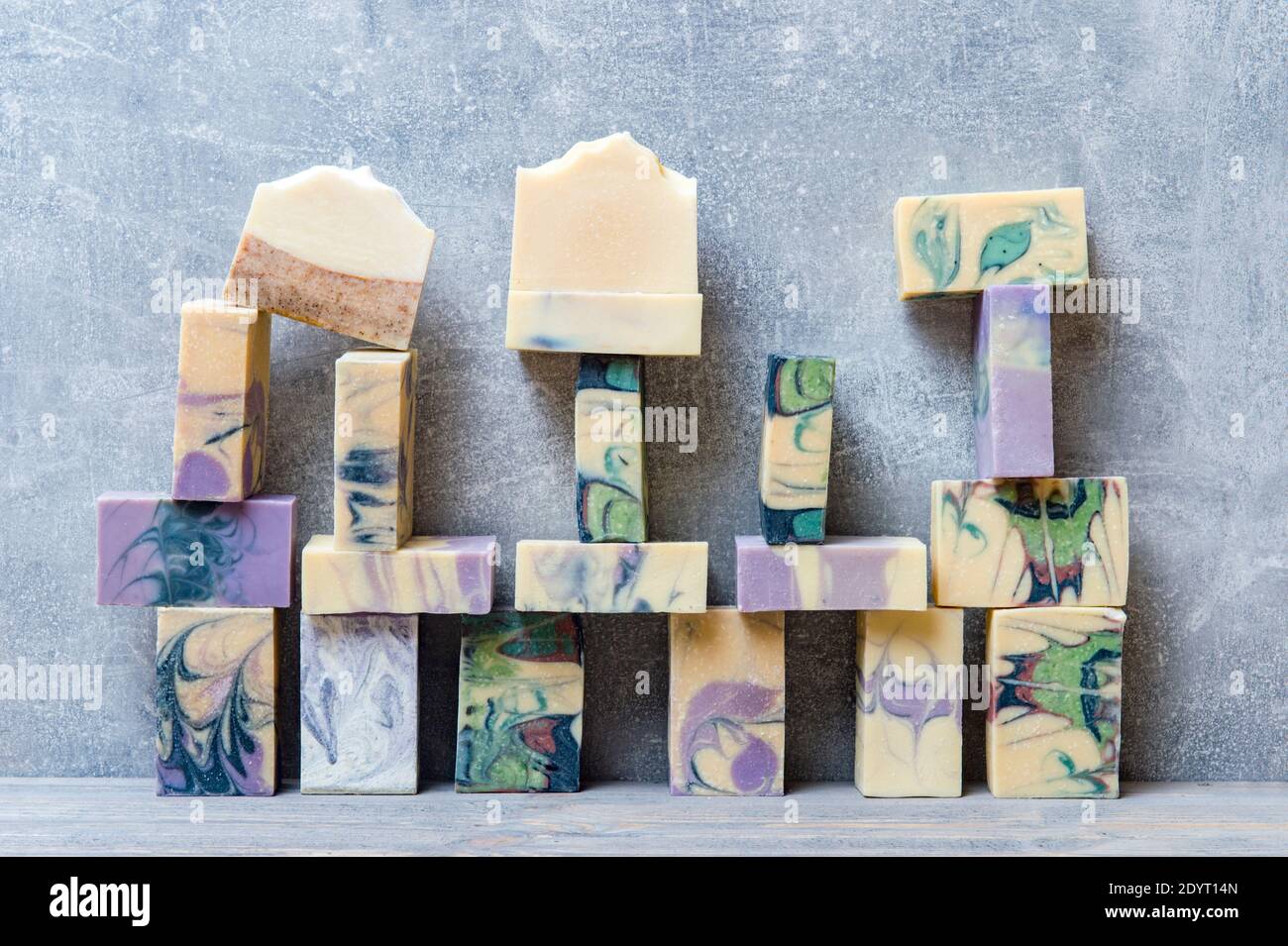 Saponi fatti a mano su sfondo grigio. Zero rifiuti, concetto di cosmetici eco-compatibili. Tema stile di vita ecologico. Foto Stock