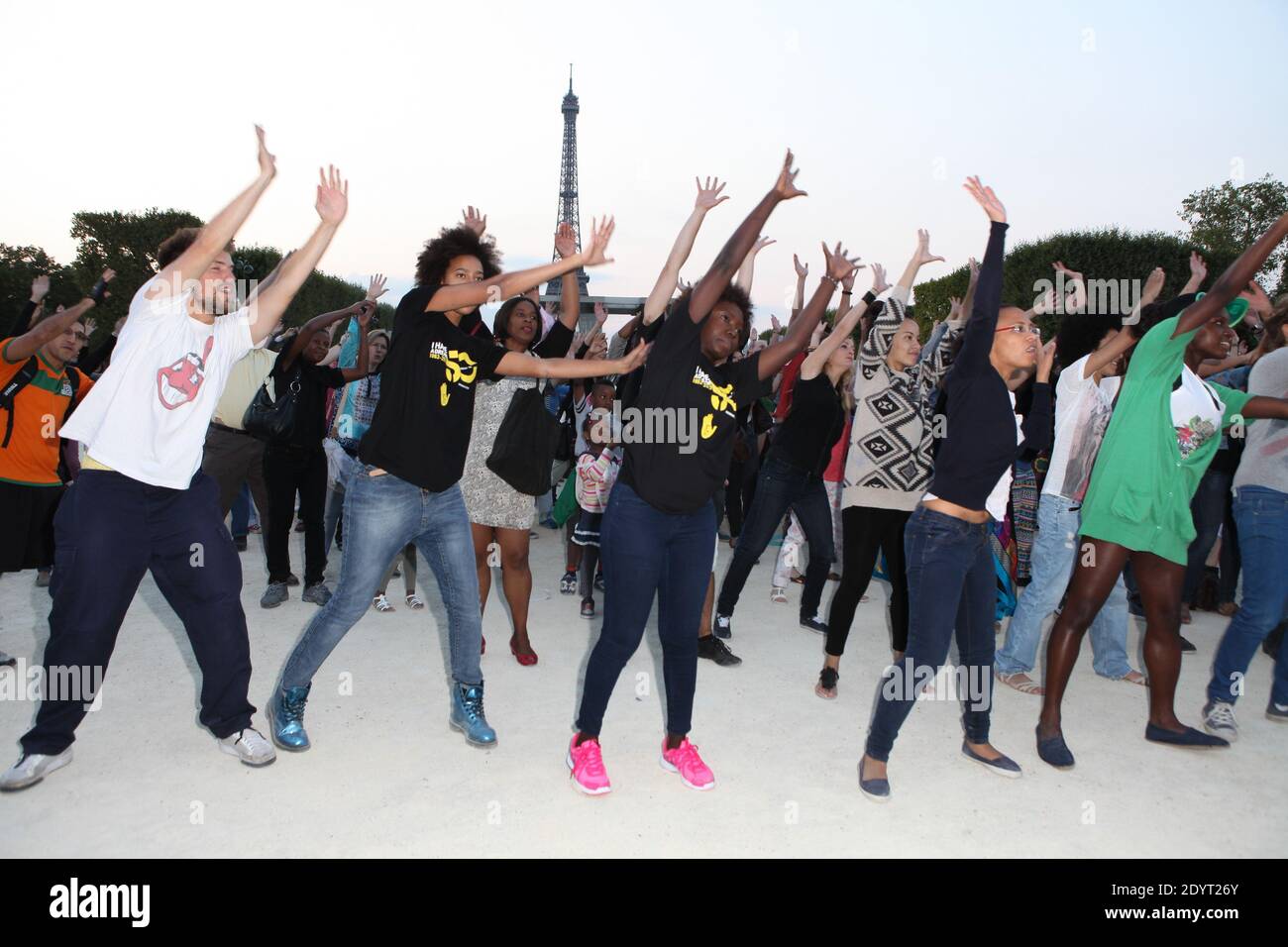 Centinaia di persone si sono riunite di fronte a Mur de la Paix per eseguire un flash MOB organizzato dall'associazione antirazzista 'SOS racisme' in occasione del 50° anniversario del discorso di Martin Luther King 'ho un sogno', a Parigi, in Francia, il 28 agosto 2013. Foto di Audrey Poree/ABACAPRESS.COM Foto Stock