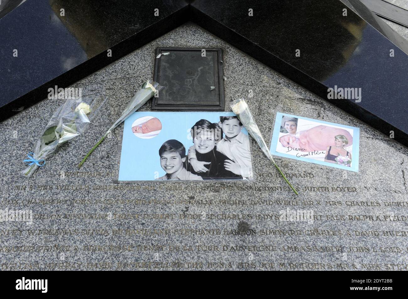 Vista della fiamma della libertà, che è diventata un memoriale non ufficiale della principessa Diana, è raffigurata prima del 16 ° anniversario della sua morte, vicino al sito del crash auto nel tunnel Pont de l'Alma, a Parigi, Francia il 29 agosto 2013. Foto di Mousse/ABACAPRESS.COM Foto Stock