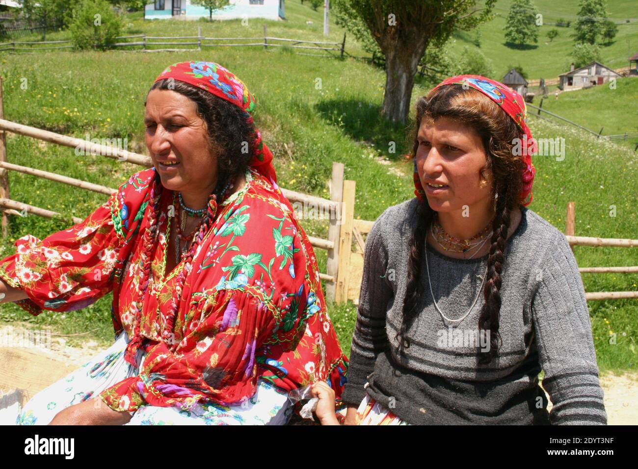 Gipsy (Romani, Rroma) donne che viaggiano in un carrello in Romania Foto  stock - Alamy