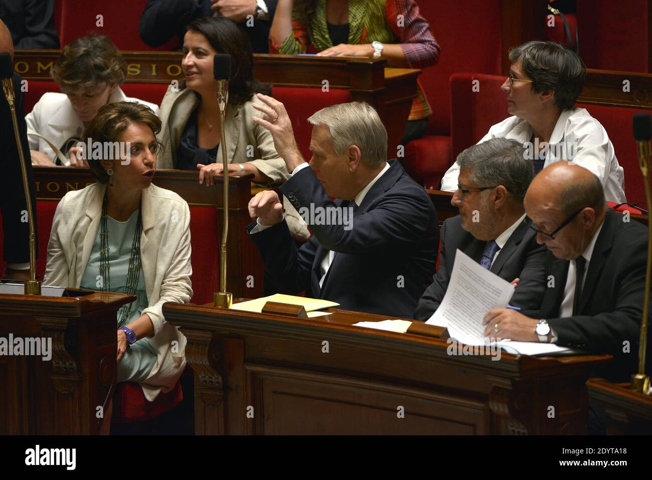 Il Ministro degli Affari sociali e della Sanità Marisol Touraine, il primo Ministro Jean-Marc Ayrault, il Ministro Junior responsabile delle relazioni con il Parlamento Alain Vidalies e il Ministro della Difesa Jean-Yves le Drian hanno partecipato ad un dibattito su un intervento militare in Siria all'Assemblea Nazionale di Parigi, il 4 settembre 2013. Foto di Mousse/ABACAPRESS.COM Foto Stock