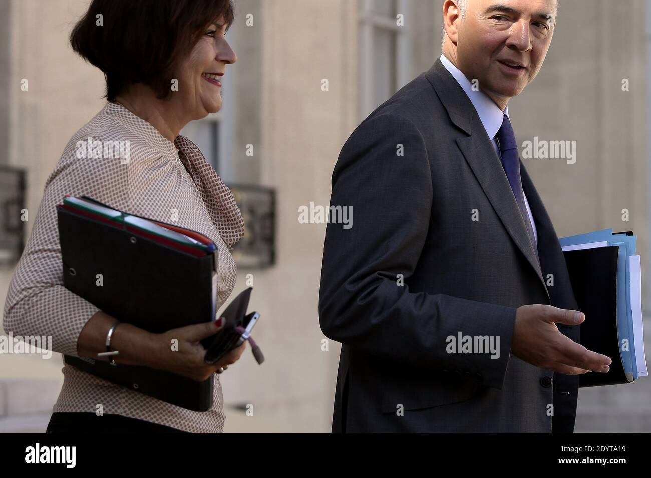 Il ministro francese delle giovani persone disabili Marie-Arlette Carlotti e il ministro francese delle finanze Pierre Moscovici lasciano il palazzo presidenziale Elysee dopo la riunione settimanale del gabinetto, a Parigi, in Francia, il 04 2013 settembre. Foto di Stephane Lemouton/ABACAPRESS.COM Foto Stock