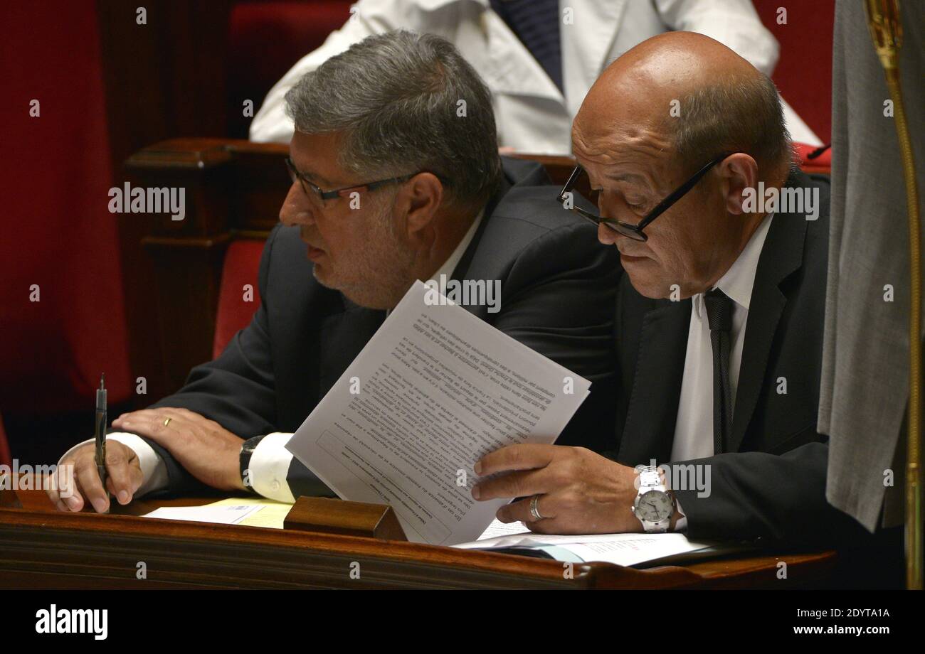 Ministro junior incaricato delle relazioni con il Parlamento Alain Vidalies, Ministro della Difesa Jean-Yves le Drian, presente il 4 settembre 2013 ad un dibattito su un intervento militare in Siria all'Assemblea nazionale di Parigi. Foto di Mousse/ABACAPRESS.COM Foto Stock