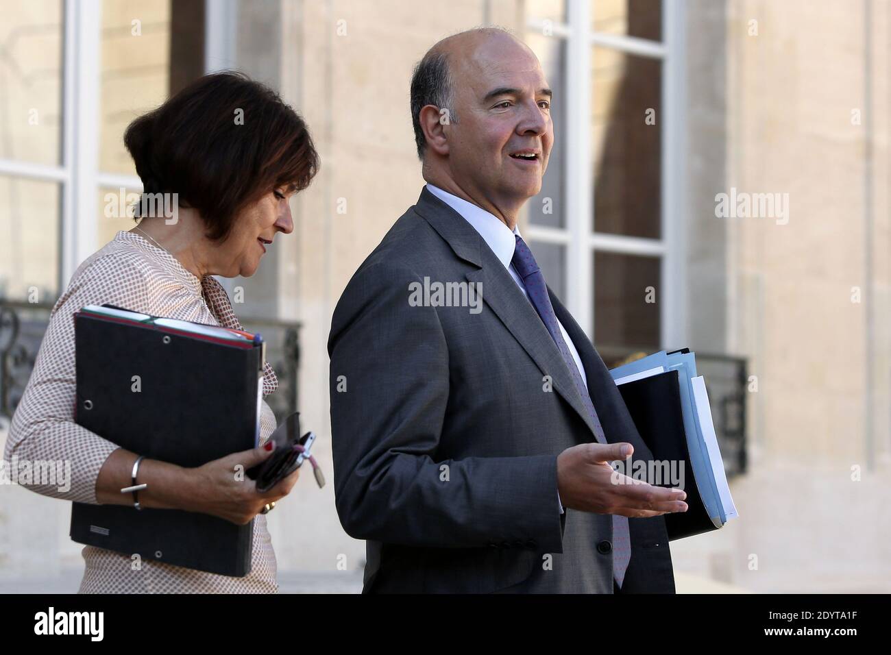 Il ministro francese delle giovani persone disabili Marie-Arlette Carlotti e il ministro francese delle finanze Pierre Moscovici lasciano il palazzo presidenziale Elysee dopo la riunione settimanale del gabinetto, a Parigi, in Francia, il 04 2013 settembre. Foto di Stephane Lemouton/ABACAPRESS.COM Foto Stock
