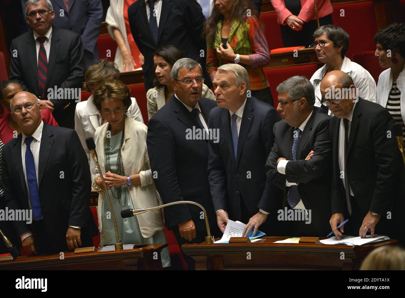 Il ministro del lavoro Michel sapin, il ministro degli Affari sociali e della Sanità Marisol Touraine, il primo ministro Jean-Marc Ayrault, il ministro junior incaricato delle relazioni con il Parlamento Alain Vidalies e il ministro della Difesa Jean-Yves le Drian, in occasione di un dibattito su un intervento militare in Siria all'Assemblea nazionale di Parigi, il 4 settembre; 2013. Foto di Mousse/ABACAPRESS.COM Foto Stock