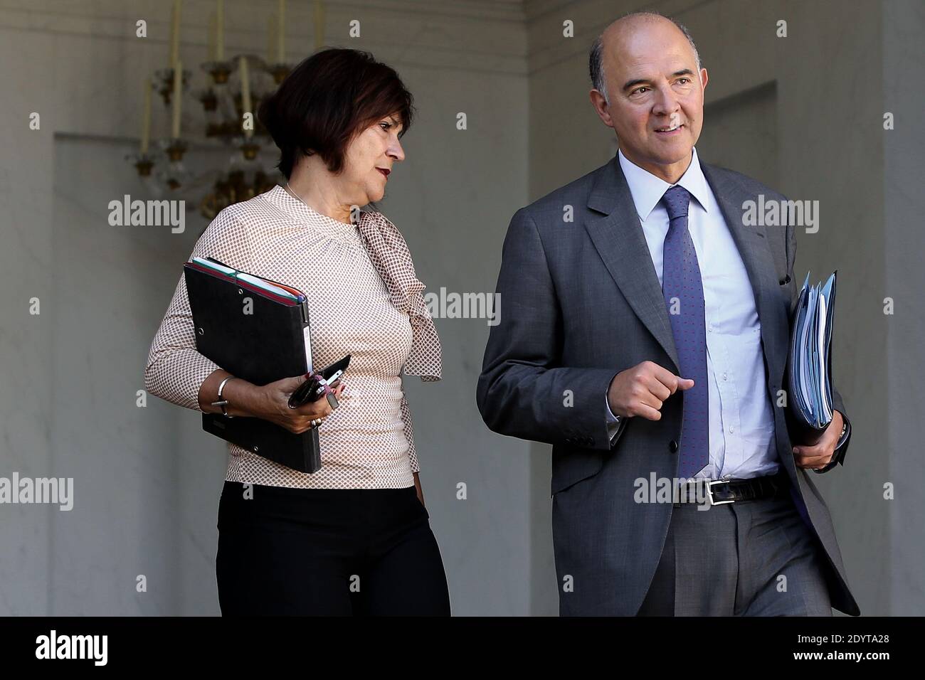 Il ministro francese delle giovani persone disabili Marie-Arlette Carlotti e il ministro francese delle finanze Pierre Moscovici lasciano il palazzo presidenziale Elysee dopo la riunione settimanale del gabinetto, a Parigi, in Francia, il 04 2013 settembre. Foto di Stephane Lemouton/ABACAPRESS.COM Foto Stock