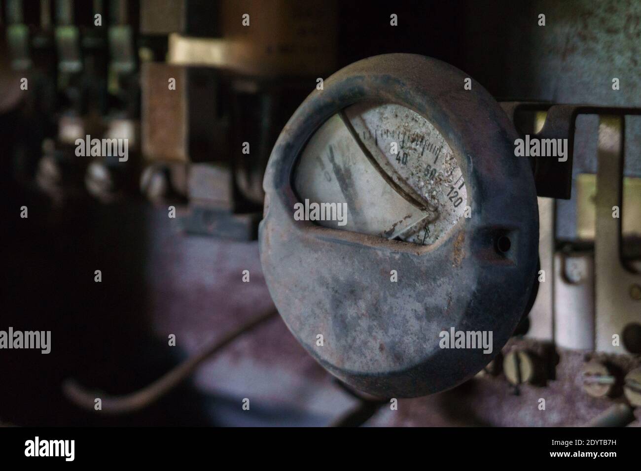 dettaglio di un vecchio amperometro con vetro rotto in vecchio impianto industriale Foto Stock