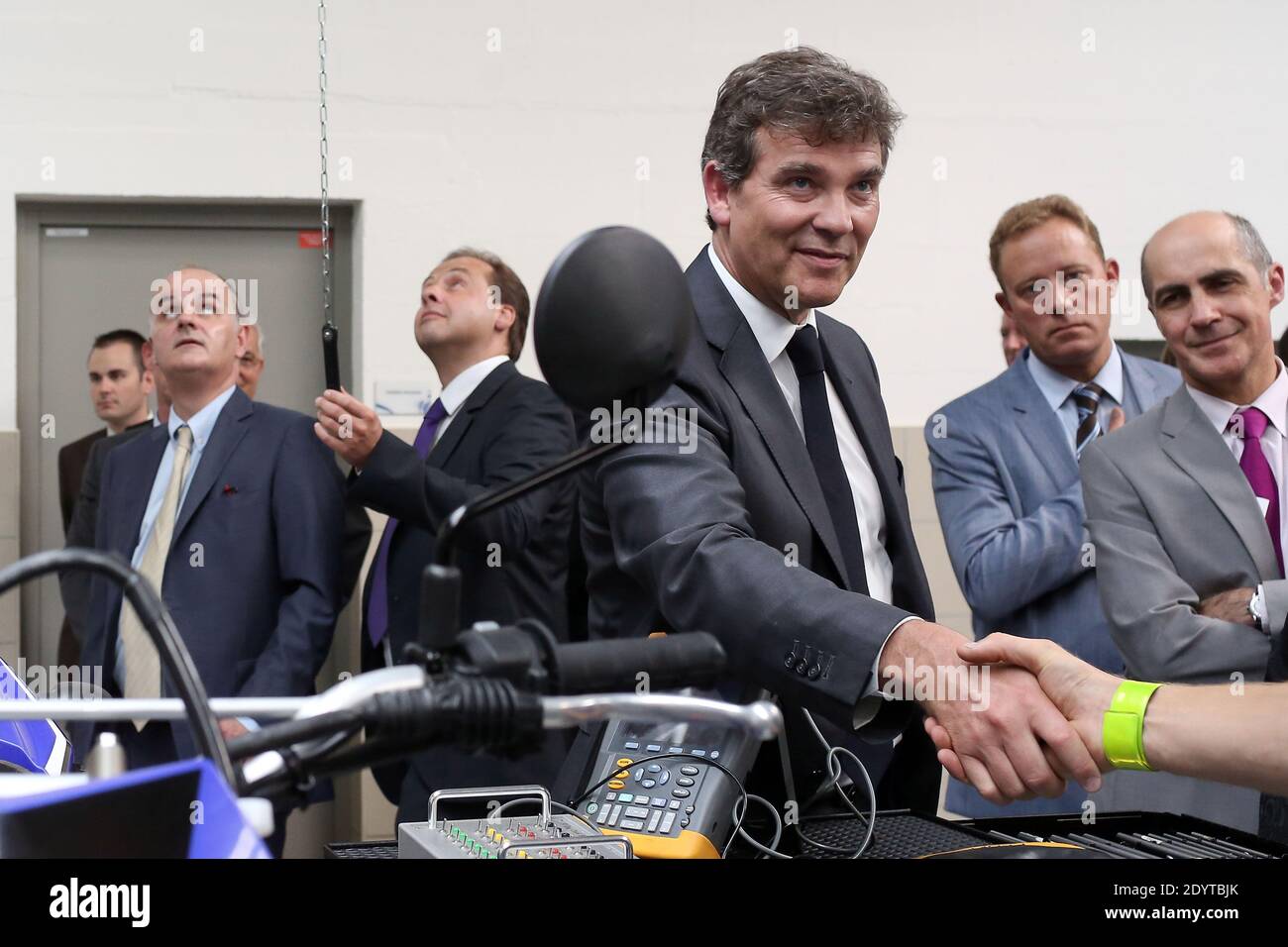 Il Ministro francese del rinnovamento industriale e dell'industria alimentare Arnaud Montebourg, affiancato dal vice e sindaco di Drancy dell'UMP, Jean-Christophe Lagarde, visita l'Institut du Cycle et du Motocycle INCM (Istituto nazionale del ciclo e della motocicletta), a le Bourget, a nord-est di Parigi, Francia, il 05 settembre 2013. Foto di Stephane Lemouton/ABACAPRESS.COM Foto Stock