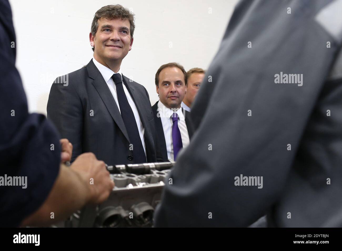 Il Ministro francese del rinnovamento industriale e dell'industria alimentare Arnaud Montebourg, affiancato dal vice e sindaco di Drancy dell'UMP, Jean-Christophe Lagarde, visita l'Institut du Cycle et du Motocycle INCM (Istituto nazionale del ciclo e della motocicletta), a le Bourget, a nord-est di Parigi, Francia, il 05 settembre 2013. Foto di Stephane Lemouton/ABACAPRESS.COM Foto Stock