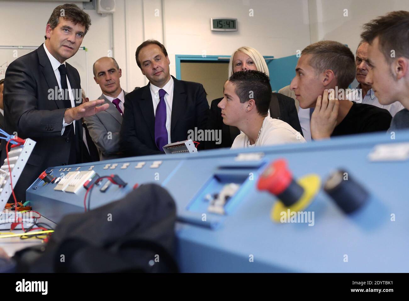 Il Ministro francese del rinnovamento industriale e dell'industria alimentare Arnaud Montebourg, affiancato dal vice e sindaco di Drancy dell'UMP, Jean-Christophe Lagarde, visita l'Institut du Cycle et du Motocycle INCM (Istituto nazionale del ciclo e della motocicletta), a le Bourget, a nord-est di Parigi, Francia, il 05 settembre 2013. Foto di Stephane Lemouton/ABACAPRESS.COM Foto Stock