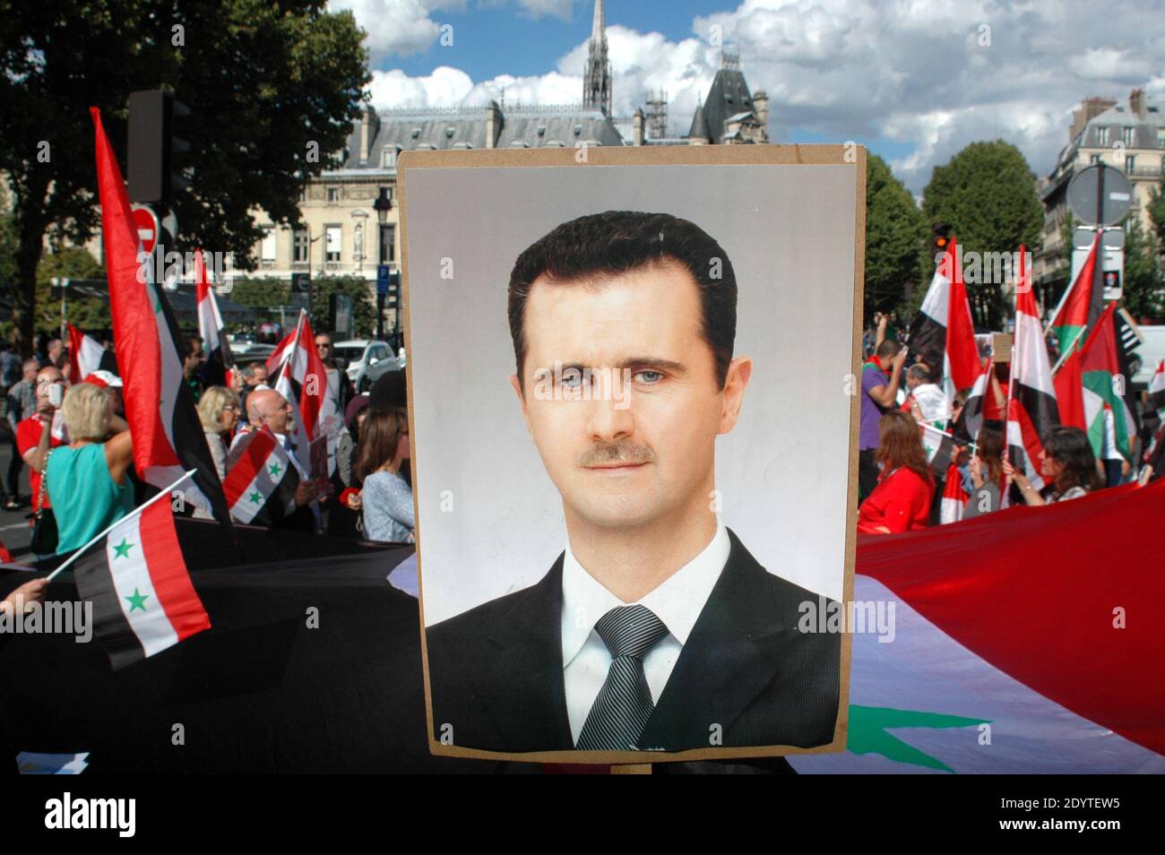I manifestanti sollevano ritratti del presidente siriano Bashar al-Assad a Parigi, in Francia, l’8 settembre 2013, per protestare contro un potenziale attacco militare contro la Siria. Il presidente siriano Bashar al-Assad ha negato in un’intervista alla televisione della CBS che era dietro un attacco chimico il mese scorso e ha invitato i legislatori a rifiutare attacchi militari americani pianificati, ha dichiarato la rete americana l’8 settembre. Foto di Alain Apaydin/ABACAPRESS.COM Foto Stock