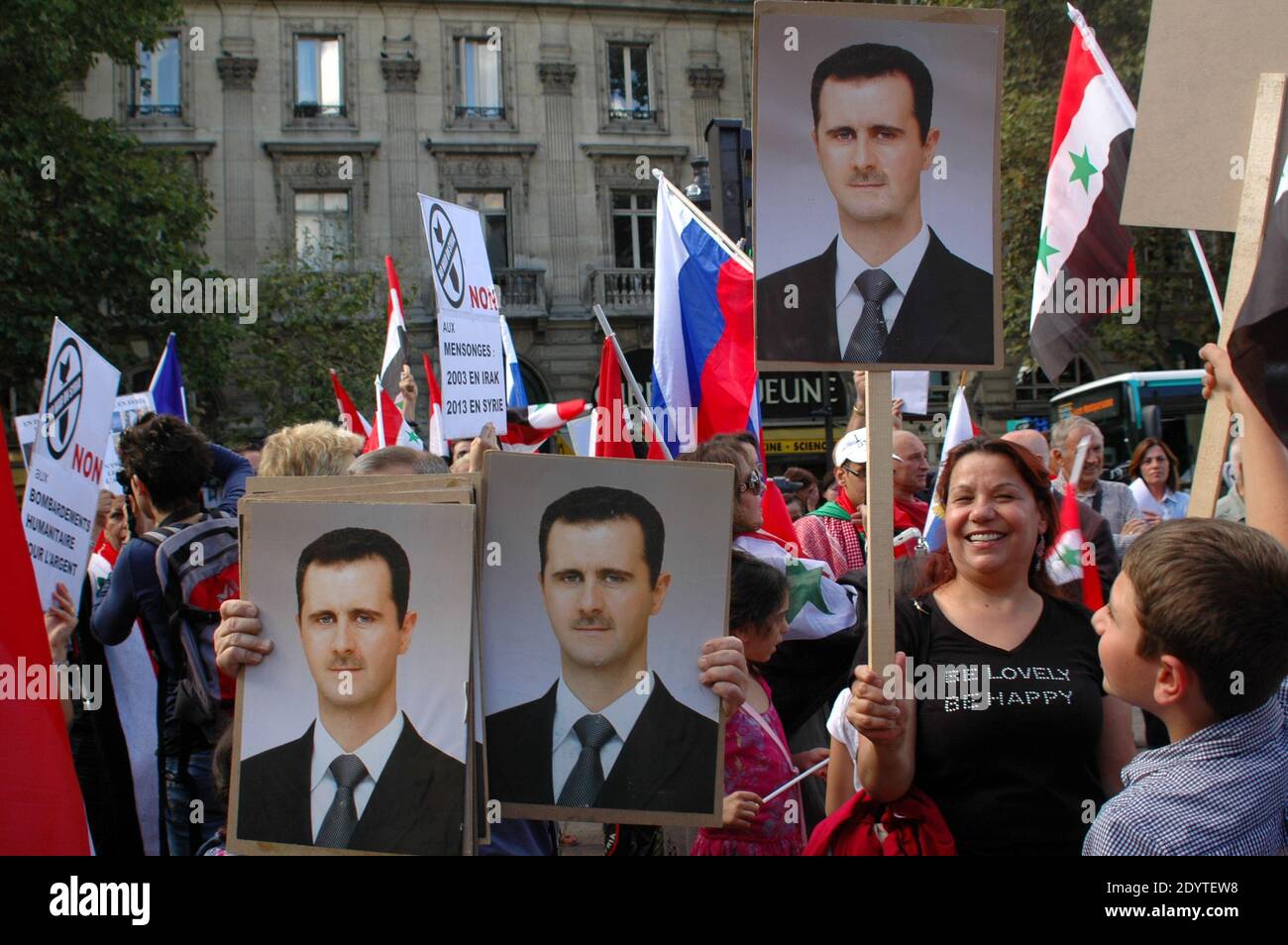 I manifestanti sollevano ritratti del presidente siriano Bashar al-Assad a Parigi, in Francia, l’8 settembre 2013, per protestare contro un potenziale attacco militare contro la Siria. Il presidente siriano Bashar al-Assad ha negato in un’intervista alla televisione della CBS che era dietro un attacco chimico il mese scorso e ha invitato i legislatori a rifiutare attacchi militari americani pianificati, ha dichiarato la rete americana l’8 settembre. Foto di Alain Apaydin/ABACAPRESS.COM Foto Stock