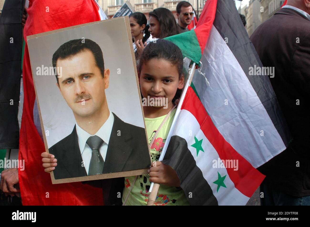 I manifestanti sollevano ritratti del presidente siriano Bashar al-Assad a Parigi, in Francia, l’8 settembre 2013, per protestare contro un potenziale attacco militare contro la Siria. Il presidente siriano Bashar al-Assad ha negato in un’intervista alla televisione della CBS che era dietro un attacco chimico il mese scorso e ha invitato i legislatori a rifiutare attacchi militari americani pianificati, ha dichiarato la rete americana l’8 settembre. Foto di Alain Apaydin/ABACAPRESS.COM Foto Stock