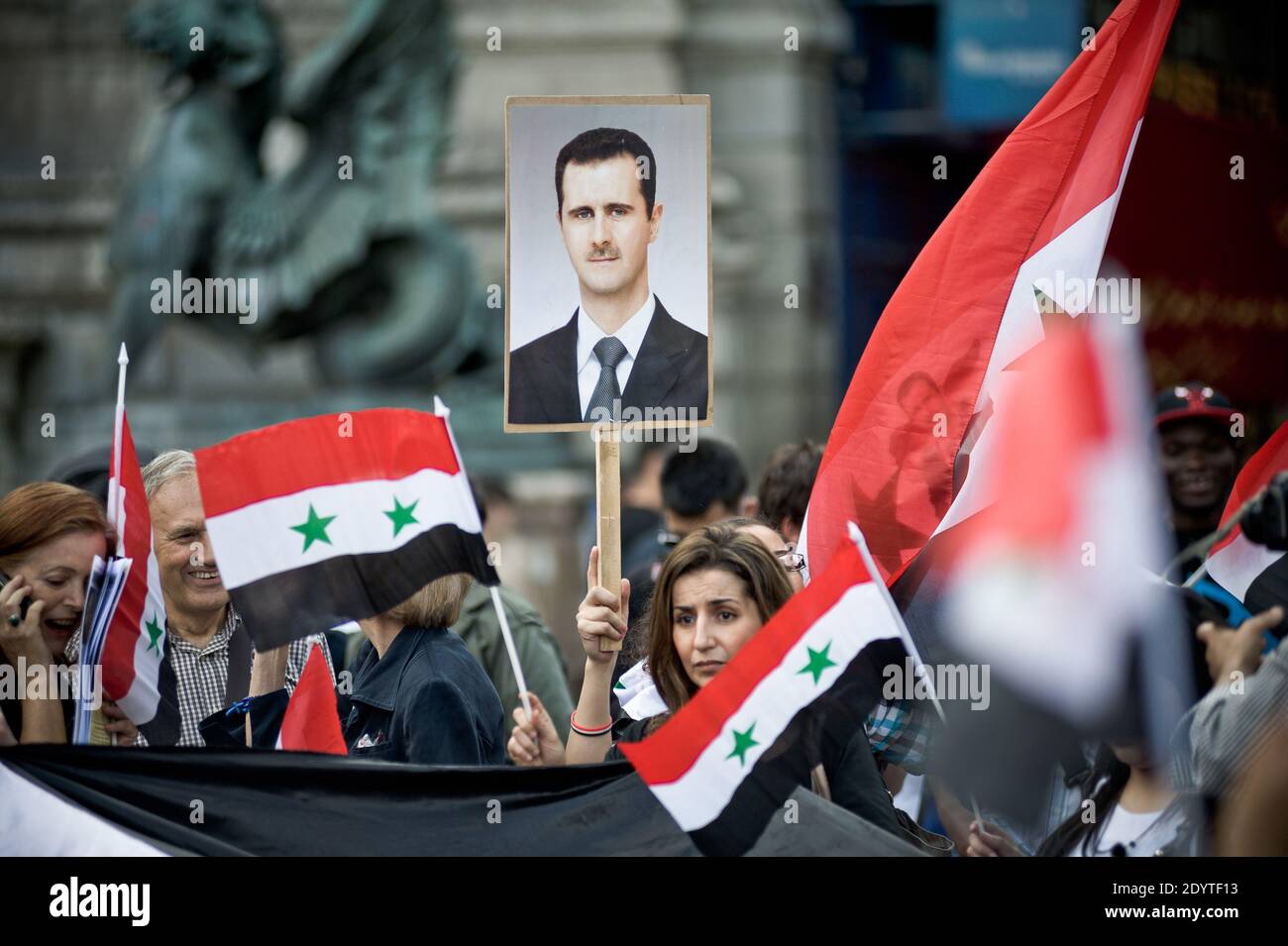 I manifestanti sollevano ritratti del presidente siriano Bashar al-Assad a Parigi, in Francia, l’8 settembre 2013, per protestare contro un potenziale attacco militare contro la Siria. Il presidente siriano Bashar al-Assad ha negato in un’intervista alla televisione della CBS che era dietro un attacco chimico il mese scorso e ha invitato i legislatori a rifiutare attacchi militari americani pianificati, ha dichiarato la rete americana l’8 settembre. Foto di Nicolas Messyasz/ABACAPRESS.COM Foto Stock