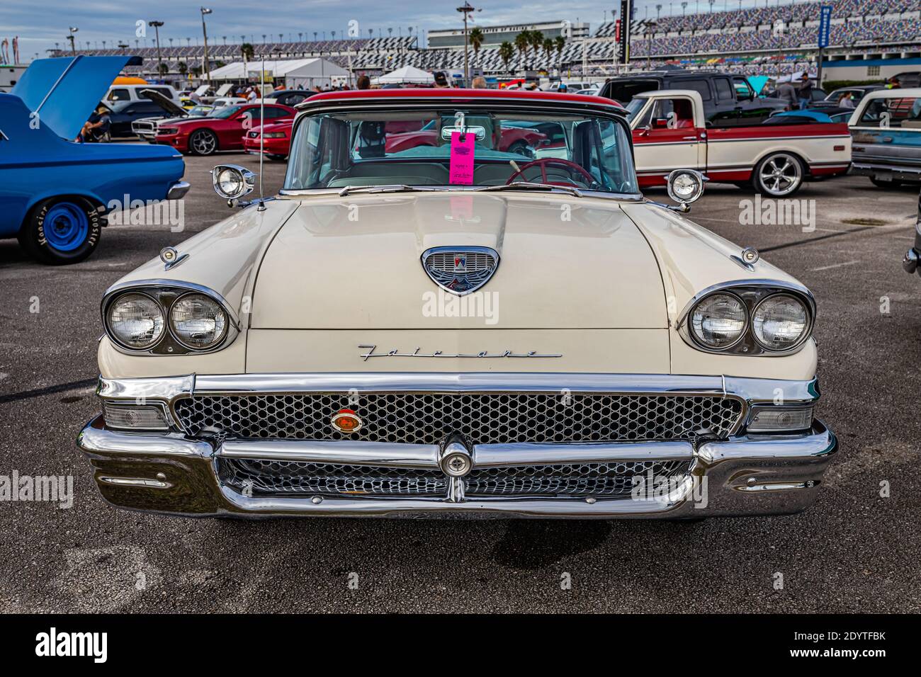 Daytona Beach, FL - 28 novembre 2020: 1958 Ford Fairlane 500 Skyliner ad una mostra di auto locale. Foto Stock