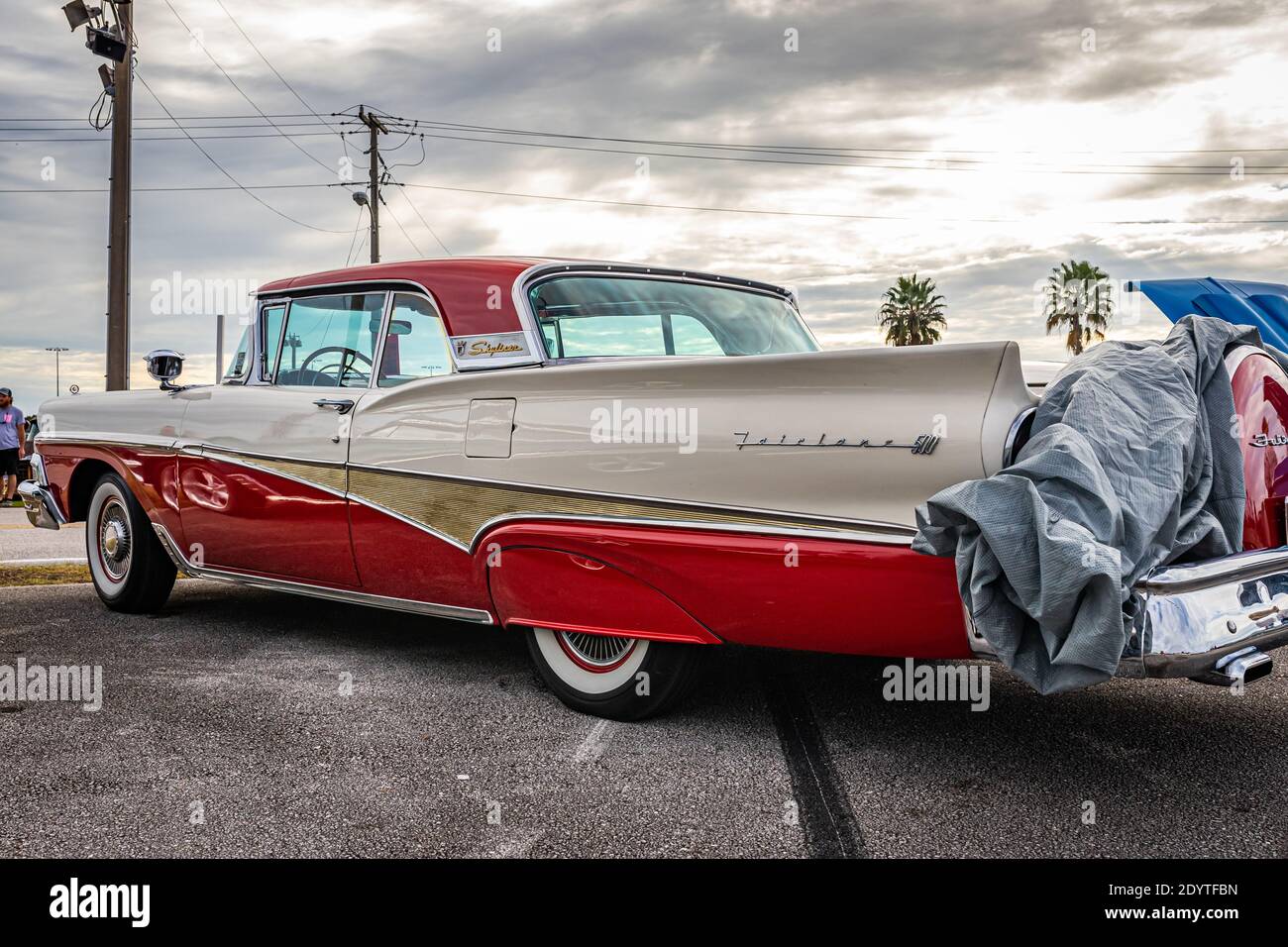 Daytona Beach, FL - 28 novembre 2020: 1958 Ford Fairlane 500 Skyliner ad una mostra di auto locale. Foto Stock