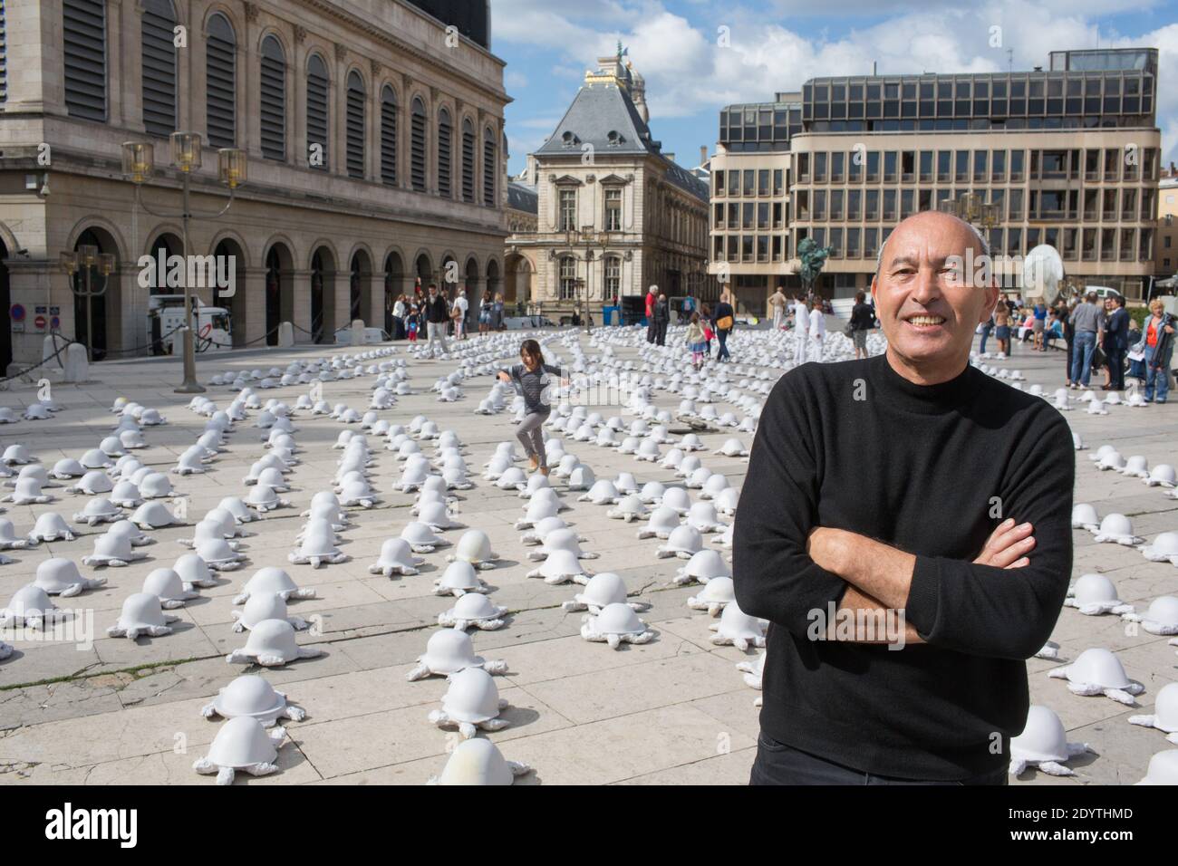 L'artista francese Rachid Khimoune pone accanto alla sua installazione di 1,000 calchi di caschi da combattimento russi, tedeschi e americani della seconda guerra mondiale che rappresentano anche le tartarughe, per denunciare la violenza globale, a Lione, Francia il 11 settembre 2013. La prima installazione è stata in mostra sulla spiaggia di Omaha a Colleville sur Mer, Francia occidentale domenica 5 giugno 2011, alla vigilia del D-Day Anniversary. Foto di Vincent Dargent/ABACAPRESS.COM Foto Stock