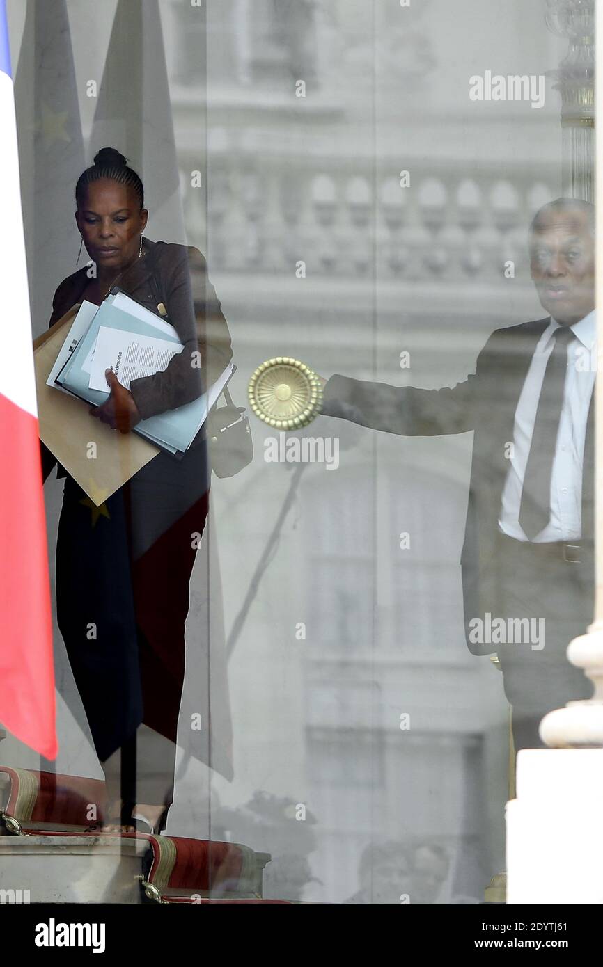 Il ministro della Giustizia Christiane Taubira e il ministro dei territori d'oltremare Victorin Lurel lasciano il palazzo presidenziale Elysee dopo la riunione settimanale del gabinetto, a Parigi, in Francia, il 11 settembre 2013. Foto di Stephane Lemouton/ABACAPRESS.COM Foto Stock