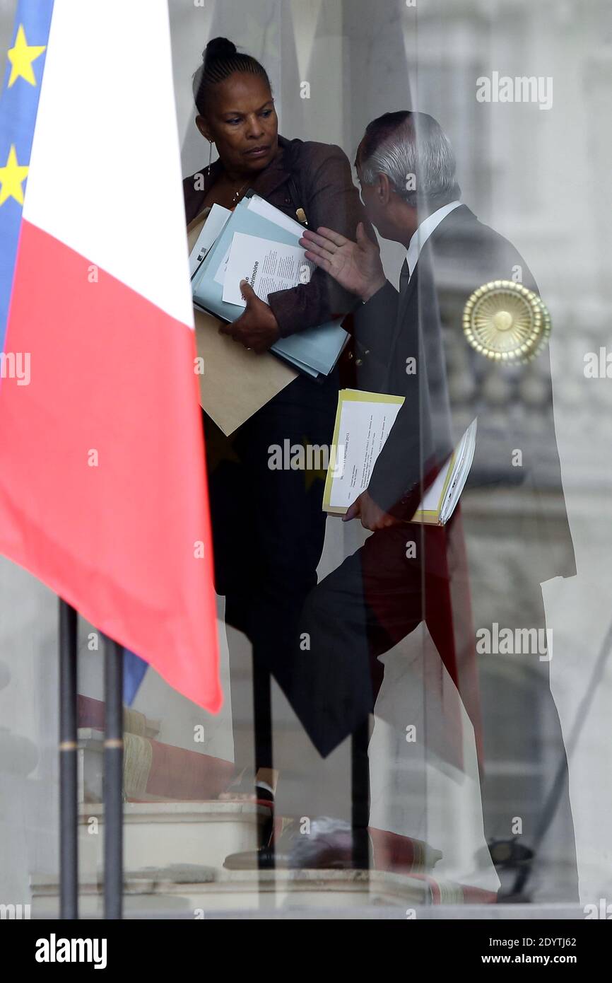 Il ministro della Giustizia Christiane Taubira e il ministro dei territori d'oltremare Victorin Lurel lasciano il palazzo presidenziale Elysee dopo la riunione settimanale del gabinetto, a Parigi, in Francia, il 11 settembre 2013. Foto di Stephane Lemouton/ABACAPRESS.COM Foto Stock